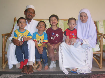 Family photo di Genting Highlands (22 Feb. 2005 - selepas kami balik dari Tanah Suci Mekah)